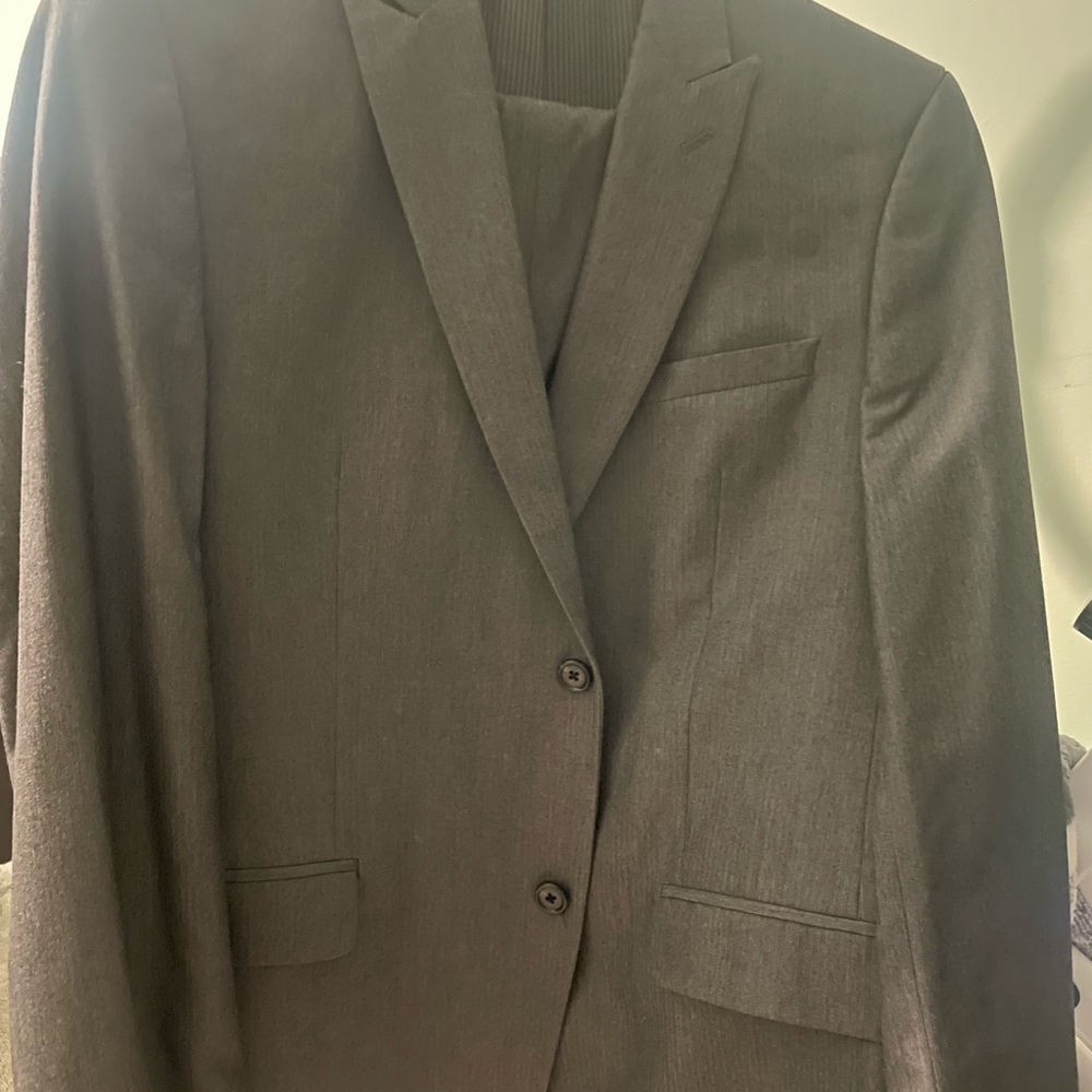 Men suits color gray size 40R top and pant size 34 w - 30.